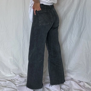 Jeans strl 38 - Säljer dessa superfina vida jeans från zara🤍De är highwaisted med snygga detaljer som att det saknas fickor fram, fickorna bak är fyrkantiga och det är fransar nedtill🤍🤍🤍🤍🤍(köpare står för frakt)