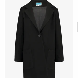 Svart kappa - Superfin svart kappa som är lagom ”boxy” med stora fickor. Bara hör av dig om du har fler frågor! Köparen står för frakt 🌺