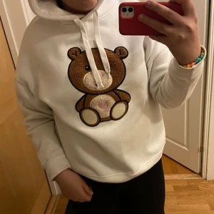 En Björn hoodie  - En vit fin hoodie med en brun Björn storlek m den är jätte fin säljer den för 150