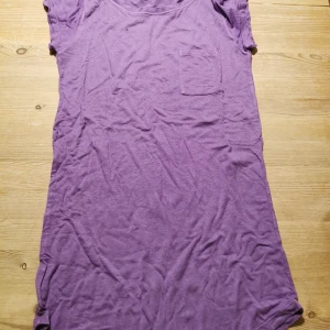 Jättegulligt nattlinne - Superfint lila nattlinne! Urskönt material, men tyvärr för litet. Köptes för 120kr, säljs för 75kr. I väldigt bra skick. Pris kan förhandlas vid snabb och smidig affär :) 