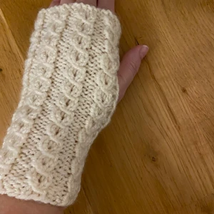 Stickade pulsvärmare creamfärg - Garn Tanja dom är mjuk garn. 20cm långa