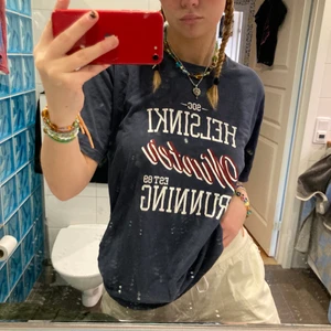 T shirt  - Snygg T-shirt som är oversized, jätte najs och skön( inga fläckar och bra skick) , köparen står för frakten på 20 kr✨