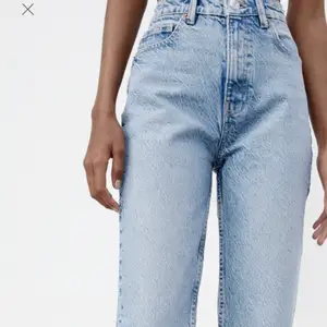 Säljer mina zara Mom Fit jeans på grund av att de inte passar. Aldrig använda endast testade!  Köpta för 359!💞💞💞💞💞