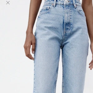 Zara jeans  - Säljer mina zara Mom Fit jeans på grund av att de inte passar. Aldrig använda endast testade!  Köpta för 359!💞💞💞💞💞