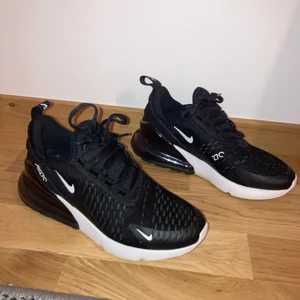 Air max 270 - Säljer nu mina Air Max 270 från Jd sports, de var tänkta att använda under sommaren men beställde fel storlek, köpta på Jd sports för 1700 så säljer för 900 då dom är nästan oanvända och använda några få gånger. Inga defekter och ser helt nya ut, kom privat för fler bilder pris kan diskuteras till lägre pris då jag vill få dom sålda rätt så fort 🤍