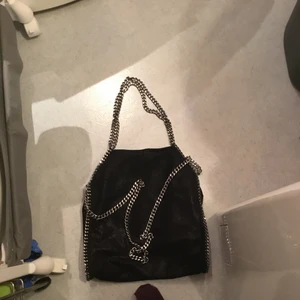 Liknande ti - I mycket bra skick och passat till allt.bandet är lång och den är en liknade till stella mc Courtney 