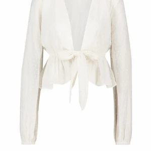 Blus - Super söt vit blus från boohoo. Aldrig använd endast testad! Säljer då den är för liten för mig. Kontakta mig för fler bilder ❤️ Pris kan diskuteras!