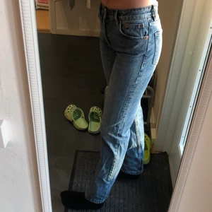 Zara midrise jeans  - Populära midrise jeans från zara, använda fåtals gånger⚡️ köparen står för frakten! 