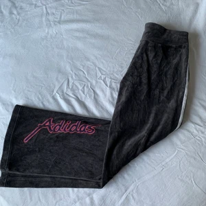 Adidas sample mjukbyxor  - Gråsvarta Adidas sample velourbyxor med fina detaljer och är aldrig använda💕 de är i storlek 152 men på mig som är 163cm går de ned till ankeln💕 dm för frågor/om du vill köpa <3 pris kan diskuteras