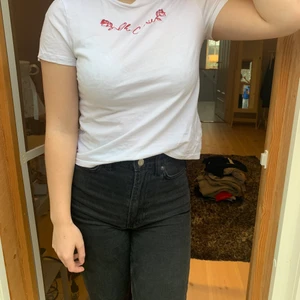 T-shirt från H&M - Fin t-shirt från HM med fint tryck. Ca 2 år gammal men inte jätteanvänd.