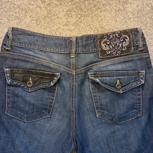 Lågmidjade jeans - Extremt snygga lågmidjade jeans som jag tidigare köpte på Plick för 600kr. De är tyvärr en aning förstora på mig och säljer därför dem🤍🌟 (Sista bilden är lånad från tidigare ”ägaren” av byxorna)