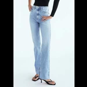 Säljer dessa jeans från zara i storlek 34, helt oanvända med prislappen kvar. Frakt tillkommer för 66kr, skriv för fler bilder eller funderingar💕💕