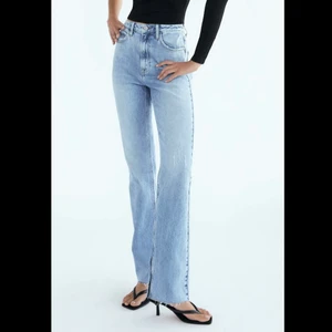 Jeans med slits - Säljer dessa jeans från zara i storlek 34, helt oanvända med prislappen kvar. Frakt tillkommer för 66kr, skriv för fler bilder eller funderingar💕💕