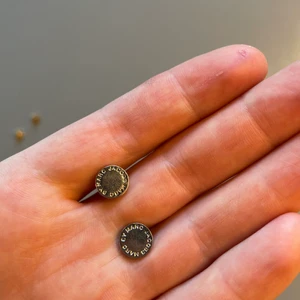 örhängen  - örhängen från marc jakobs, i silver