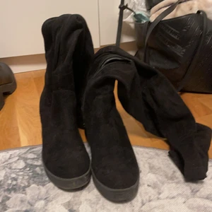 Skor  - Knähöga skor storlek 37