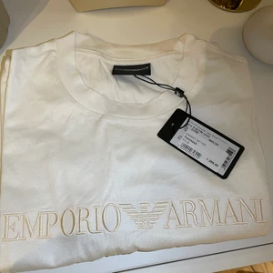 Emporio Armani T-Shirt - Helt oanvänd och ny, för stor för mig. Kvitto från NK finns 