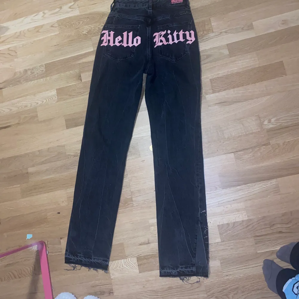 Säljer dessa byxor då dom aldrig kommit till användning och passar tyvärr inte:( Är i jättebra skick då dom aldrig använts. . Jeans & Byxor.