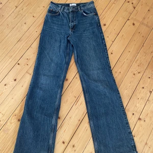 Wide dark blue jeans från ZARA  - Dessa byxor är mina favoriter men tyvärr är dom för små för mig. Det är ett par vida mörkblå jeans i storlek 36. Dom är väldigt långa, även för mig som är 175 cm lång! Inte alls utslitna och i ett jättebra skick! Säljer för 300kr + frakt. Original pris var runt 600kr 