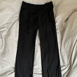 Svarta kostymbyxor  - Lågmidjade svarta kostymbyxor som är hur snygga som helst, men tyvärr alldeles för långa för mig som är 165.