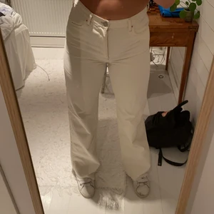 Jeans - PERFEKTA jeans från mango! Använda ca 3 ggr så i kanonskick! Strl 40 men skulle även passa en 38 bra!❤️