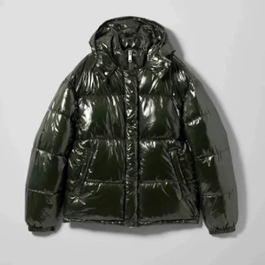 Grön jacka - Sjukt snygg gröna glansig jacka från weekday! Använd ca 5 gånger då den är lite för stor för mig. Inga skador och är som ny! Jättesnygg och varm nu till vintern!🙌🏾💕 BUDET ÄR PÅ 960KR