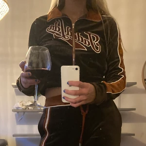 Jaded London tröja strl S - Velour zip tröja i kortare modell strl 10 dvs typ s-m. Jag är 168