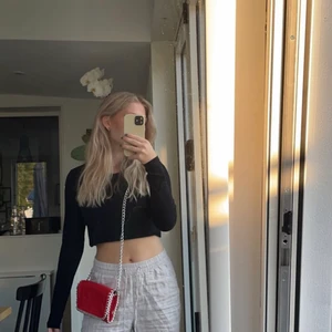 Röd tiamo väska  - Super fin väska från tiamo, köpt för ca 1,5 år sedan men har tyvärr inte kommit till jättemycket användning. Det finns inga defekter på den! Köpt för ca 400kr. Köparen står för frakten☺️