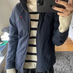 Ralph lauren  - Varm jacka trots att den är rätt tunn! Marinblå och passar bra till det mesta.