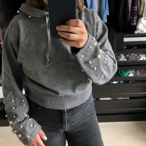 Jättefin croppad grå hoodie med pärlor från Zara. Använd ett fåtal gånger så är i väldigt bra skick!!💕💕