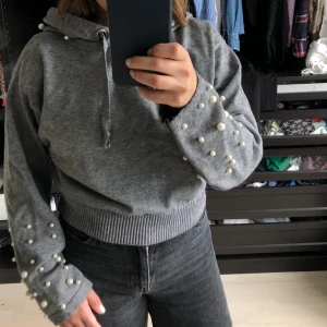 Zara Hoodie - Jättefin croppad grå hoodie med pärlor från Zara. Använd ett fåtal gånger så är i väldigt bra skick!!💕💕