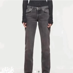 Zara jeans - Säljer dessa eftertraktade low waisted jeansen ifrån Zara. Nyskick utan en enda defekt, passar till allt! Det är bara att fråga om ni vill ha fler bilder💗