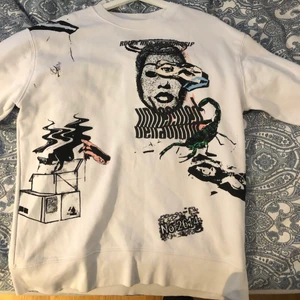 Trendig o snygg Zara sweatshirt - Säljer sweatshirten pga fel i storleken. Aldrig använd, alltså inga fel på den. Nypris 400 kr. Storlek L men passar även M och tom S skulle jag säga!