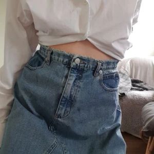 Jeanskjol strl s - Kjolen är egentligen i storlek 176 dvs barnstorlek, men skulle säga att den motsvarar en storlek s/m i vuxenstorlek! Stpra fickor och så är den iiite längre ner mot knäna också vilket e väldigt najs! 