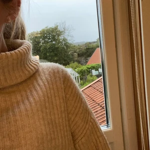 Stickad beige tröja - Köpt för 2 år sedan och är i använt skick, men inte så märkbart 🤍 supermysig och skön, perfekt nu till kylan 🤍