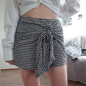 Rutiga skorts (dvs shorts som ser ur som en kjol framifrån) från Zara, storlek xs! 🌸