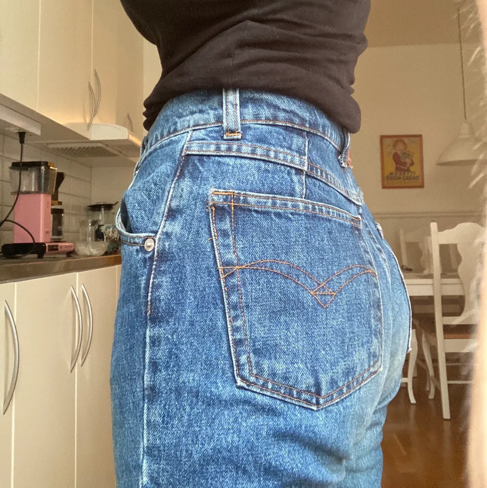 As coola lågmidjade jeans! Det står ingen storlek på jeansen men passar mig som brukar ha 26/27 i midjan.. Jeans & Byxor.