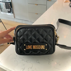 Love Moschino väska  - Välsigt fin moschino väska, andvänd fåtal gånger, köpt för 1800