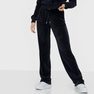 Jucie couture  - Säljer nu mina svarta skit snygga samt trendiga Jucie couture byxor i storlek xs/s. Köpta i vintras och använda en del men fortfarande i bra skicka bara att snörena inte sitter i och det är ett litet hål i fickan.Säljer pågrund av att de inte kommer till användning längre. Köparen står för frakt och skriv till mig privat gällande budgivning. NYPRIS; 1100