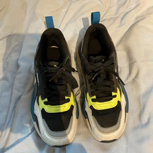 Puma Sneakers  - Säljer mina Puma sneakers så har blivit för små. Storlek 36 Säljare står för frakten💙 Hör av er on ni är intresserade! 