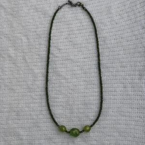 Grönt halsband -  grönt halsband med 3 coola stenar!!!