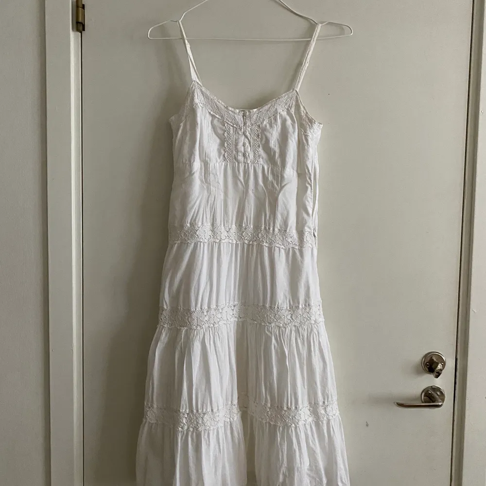 En fin vit klänning med lite spets lite överallt, i storlek S. Eventuell frakt betalas av köparen . Klänningar.