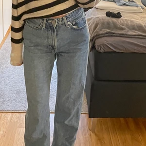 Midwaist jeans - Säljer nu ett av mina favvojeans då de är lite för korta på mig. Jag är 170 så skulle säga att de passar bättre i längden på någon som är 165 eller kortare. De sitter verkligen som en smäck!! ❤️