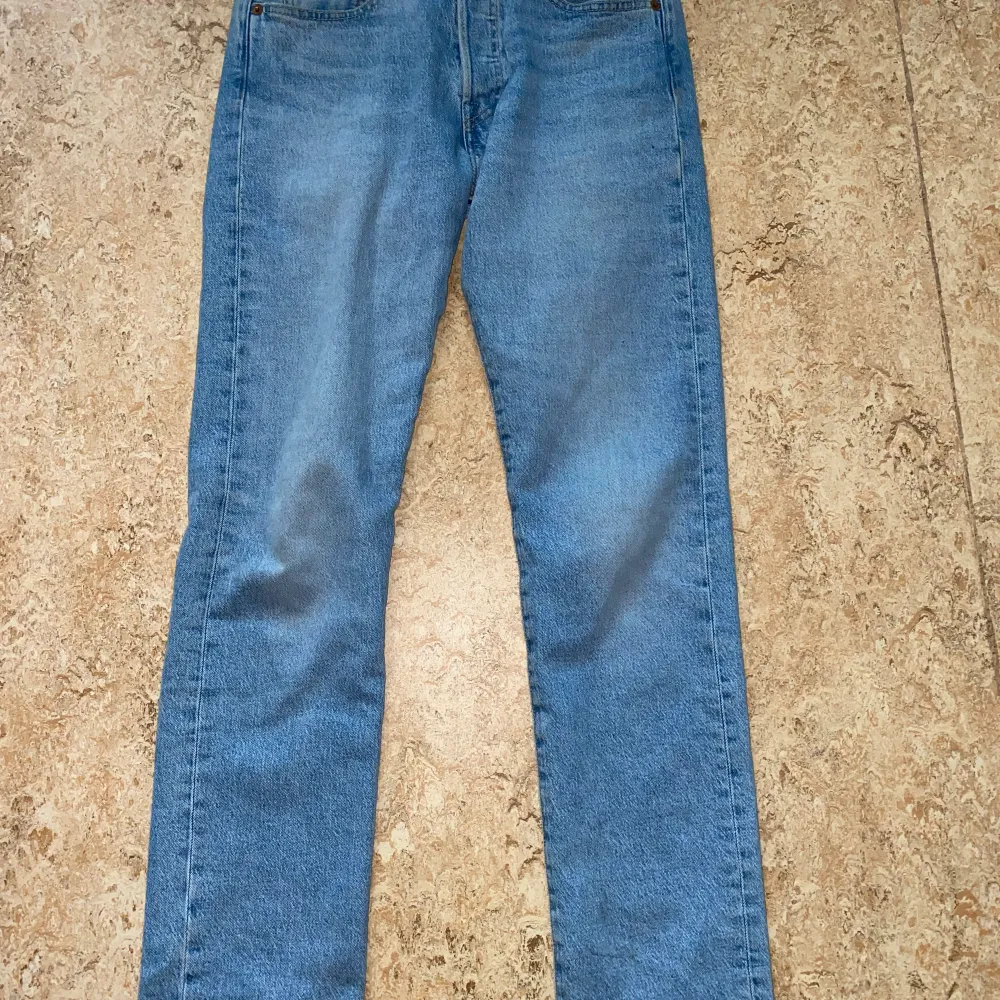 Hej. Säljer mina levis jeans 501 i jätte fint skick och använda bara ett par gånger. Storlek W28 L32 herrmodell. Ny pris 1100 kr. Jeans & Byxor.