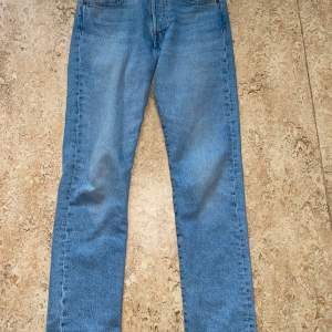 Hej. Säljer mina levis jeans 501 i jätte fint skick och använda bara ett par gånger. Storlek W28 L32 herrmodell. Ny pris 1100 kr