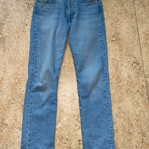 Levis jeans 501 - Hej. Säljer mina levis jeans 501 i jätte fint skick och använda bara ett par gånger. Storlek W28 L32 herrmodell. Ny pris 1100 kr