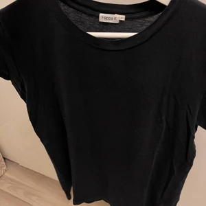 Filippa K T-shirt  - T-shirt från Filippa K. 