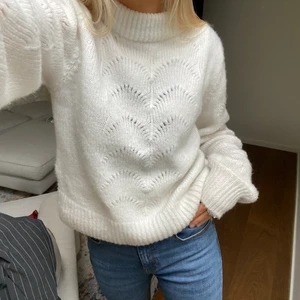 Vit stickad tröja! - Säljer min vita stickade tröja från GinaTricot! Är i bra skick men kommer aldrig till användning längre. Varm tröja perfekt till hösten/vintern💕💕 !Buda endast vid intresse av köp!