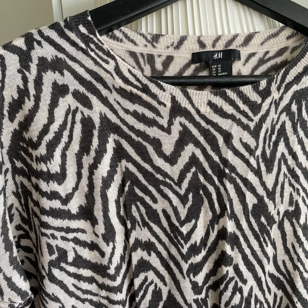 Soft thin material, long sleeved shirt that is also long at the back, animal print, brown. Skjortor.