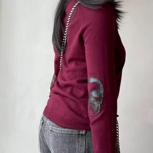 Zadig&Voltaire tröja❤️❤️ - Intressekoll på min sköna Zadig&Voltaire tröja som är perfekt för hösten. På armbågarna är det tryck på döskallar, som är lite slitna men ser ändå bra ut. Kan även tänka mig att byta mot något annat ❤️❤️ BUD ÄR BINDANDE!! Går inte heller att få tag i den längre.