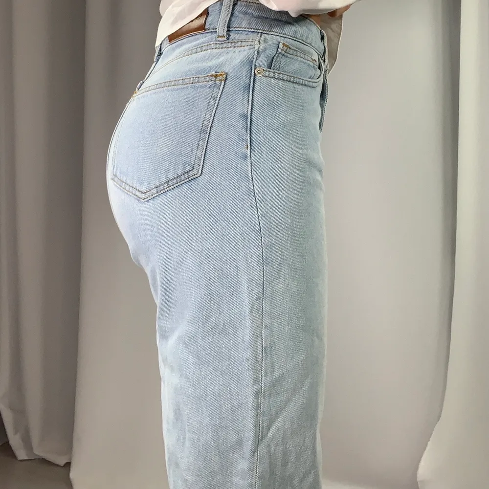 Ljusblå jeans från NAKD. Skriv för fler bilder!<3 Ledande bud: 80kr. Jeans & Byxor.